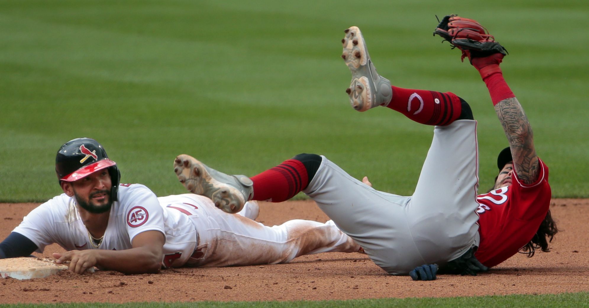 Reds sweep Cardinals 8-7